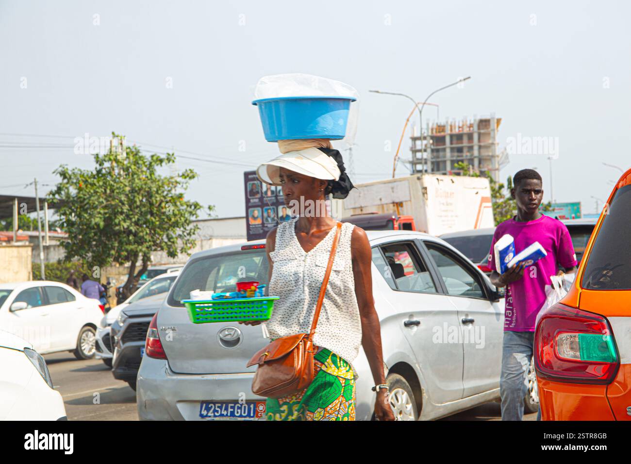 Straßenverkäufer in Abidjan, Elfenbeinküste, sind eines der riskanten Geschäfte, die Einwanderer nutzen, um in Westafrika zu leben. Beseitigen Sie die Gefahr Stockfoto