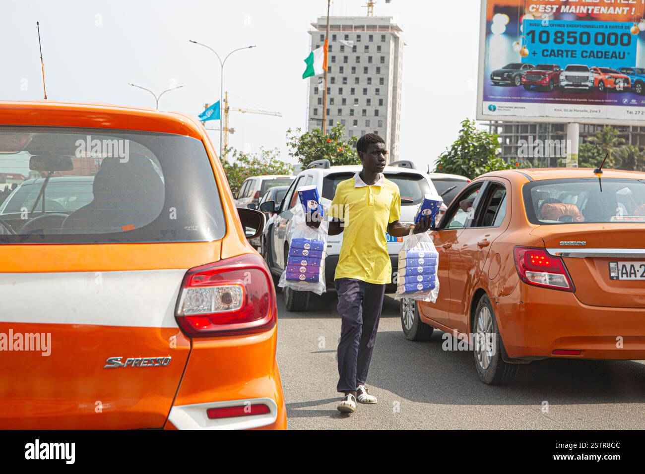 Straßenverkäufer in Abidjan, Elfenbeinküste, sind eines der riskanten Geschäfte, die Einwanderer nutzen, um in Westafrika zu leben. Beseitigen Sie die Gefahr Stockfoto