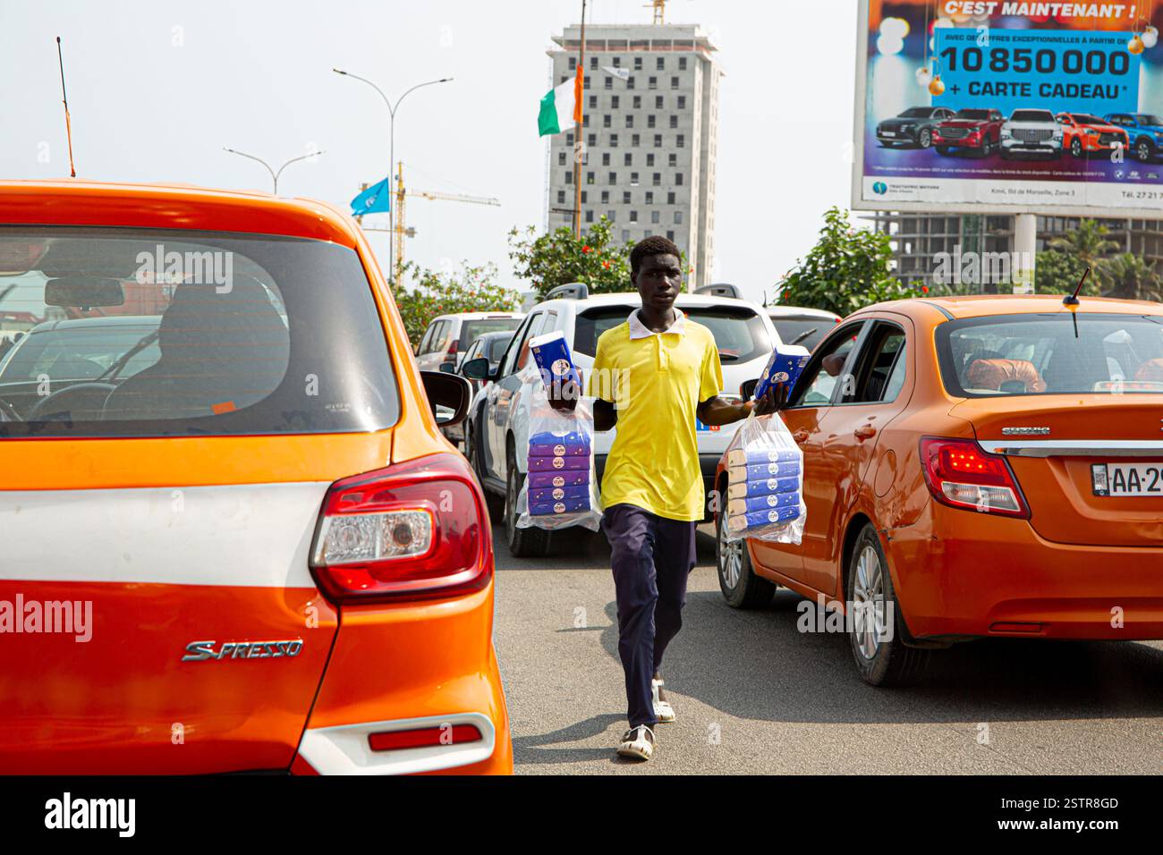 Straßenverkäufer in Abidjan, Elfenbeinküste, sind eines der riskanten Geschäfte, die Einwanderer nutzen, um in Westafrika zu leben. Beseitigen Sie die Gefahr Stockfoto