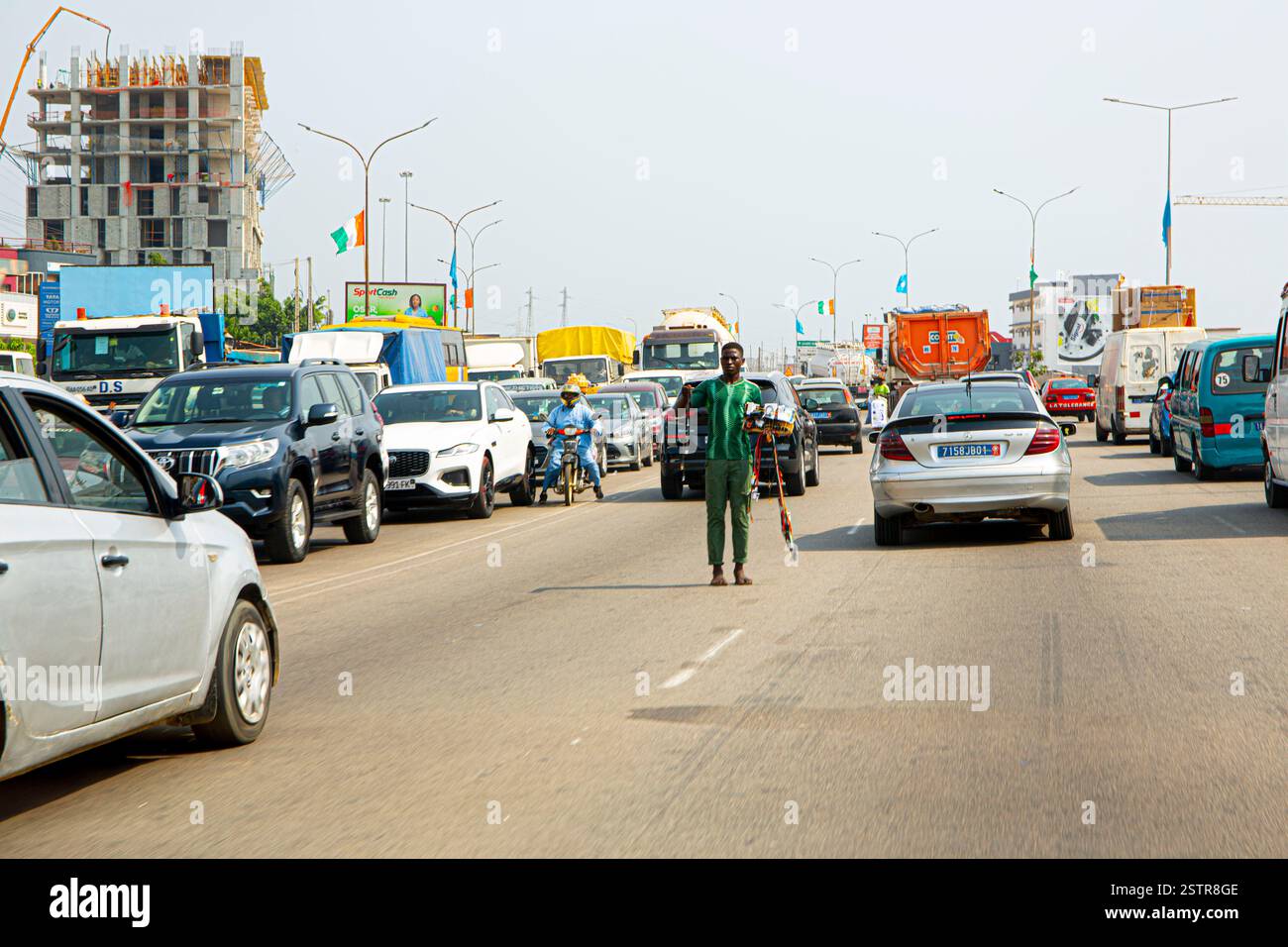 Straßenverkäufer in Abidjan, Elfenbeinküste, sind eines der riskanten Geschäfte, die Einwanderer nutzen, um in Westafrika zu leben. Beseitigen Sie die Gefahr Stockfoto
