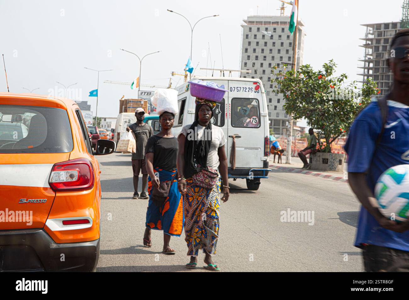 Straßenverkäufer in Abidjan, Elfenbeinküste, sind eines der riskanten Geschäfte, die Einwanderer nutzen, um in Westafrika zu leben. Beseitigen Sie die Gefahr Stockfoto