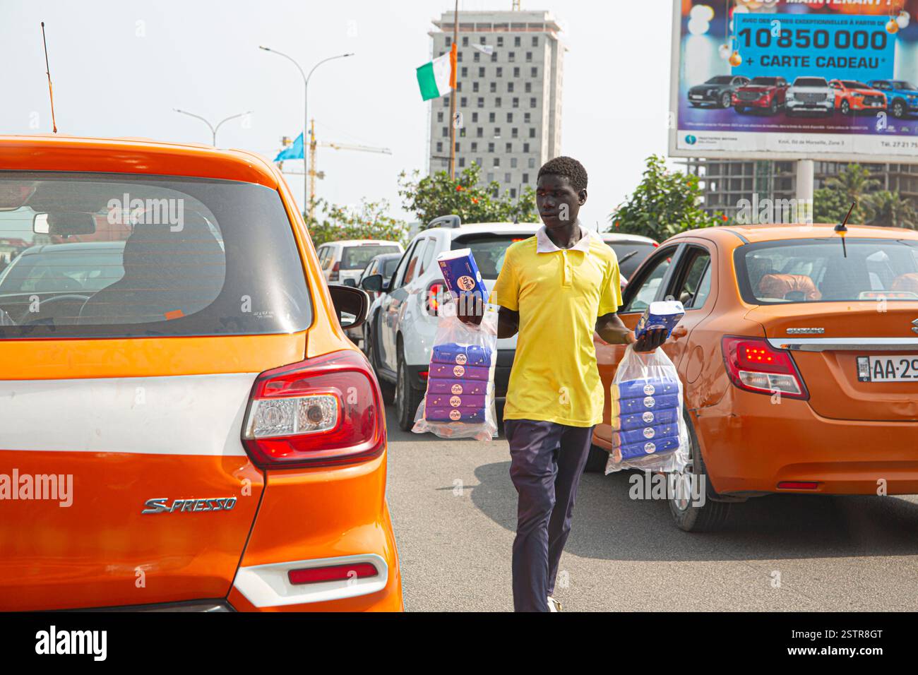 Straßenverkäufer in Abidjan, Elfenbeinküste, sind eines der riskanten Geschäfte, die Einwanderer nutzen, um in Westafrika zu leben. Beseitigen Sie die Gefahr Stockfoto