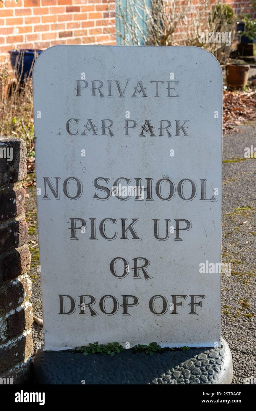 Melden Sie sich auf einem privaten Parkplatz an und lesen Sie „keine Abholung oder Rückgabe an der Schule“ Stockfoto