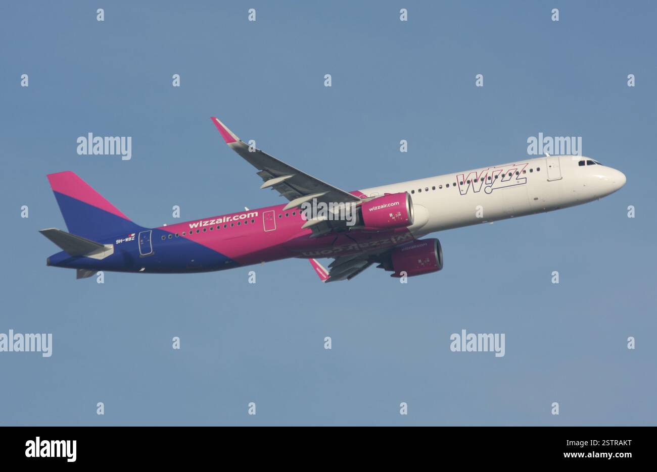 Ein Airbus A321neo von Wizz Air fährt ab Gatwick Stockfoto