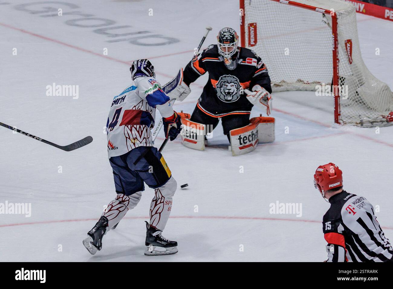 Frankfurt, Deutschland. Februar 2025. Adam Smith (Eisb?rem Berin #4) & Cody Brenner (L?wen Frankfurt #51), L?wen Frankfurt - Eisb?ren Berlin, Frankfurt, NIX Eissporthalle, 19.2.2025 Credit: dpa/Alamy Live News Stockfoto
