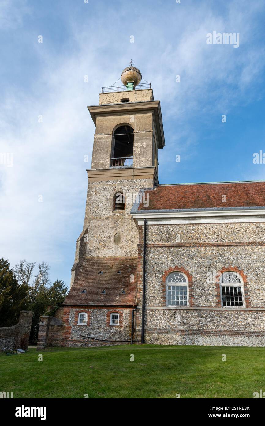 St Lawrence Church, West Wycombe, gekrönt von einem großen goldenen Ball, hoch oben auf dem West Wycombe Hill, Buckinghamshire, England, Großbritannien Stockfoto