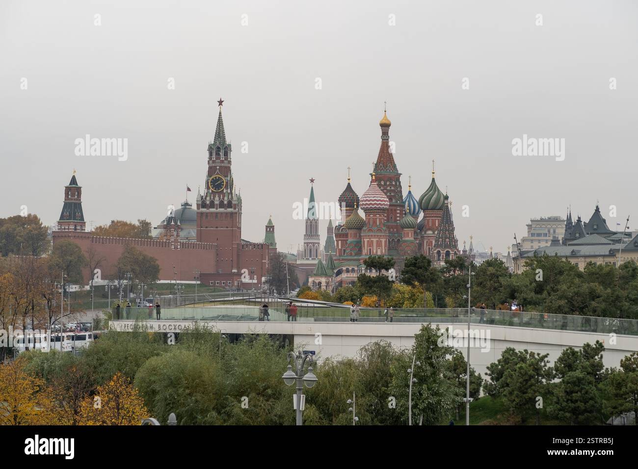 Ikonischer Blick auf den Roten Platz von Moscows mit dem Kreml und der Basilius-Kathedrale im Herbst Stockfoto