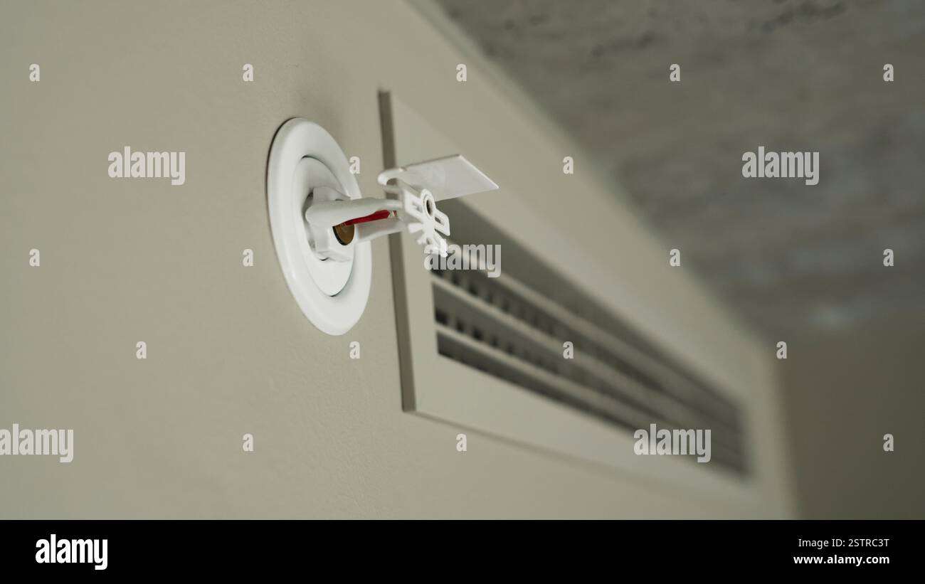 Brandsprinkler an der Wand mit vakuumversiegeltem Glasrohr Stockfoto