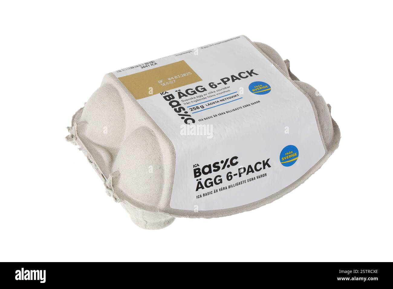 Stockholm, Schweden - 19. Februar 2025: Ein geschlossener 6er-Pack Ica Basic Eierkarton isoliert auf weißem Hintergrund. Stockfoto