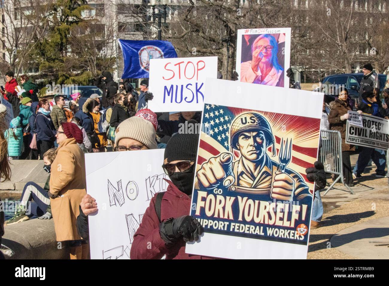 Mehr als 1.000 Demonstranten versammeln sich am Montag, den 17. Februar 2025, vor dem US-Kapitol, um die Politik der Trump-Regierung und ihre Bemühungen anzuprangern Stockfoto