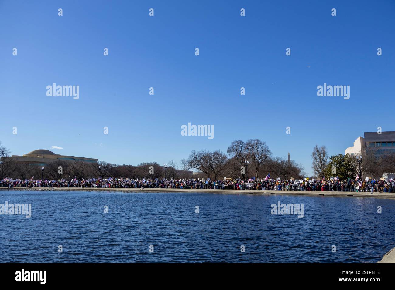 Mehr als 1.000 Demonstranten versammeln sich am Montag, den 17. Februar 2025, vor dem US-Kapitol, um die Politik der Trump-Regierung und ihre Bemühungen anzuprangern Stockfoto