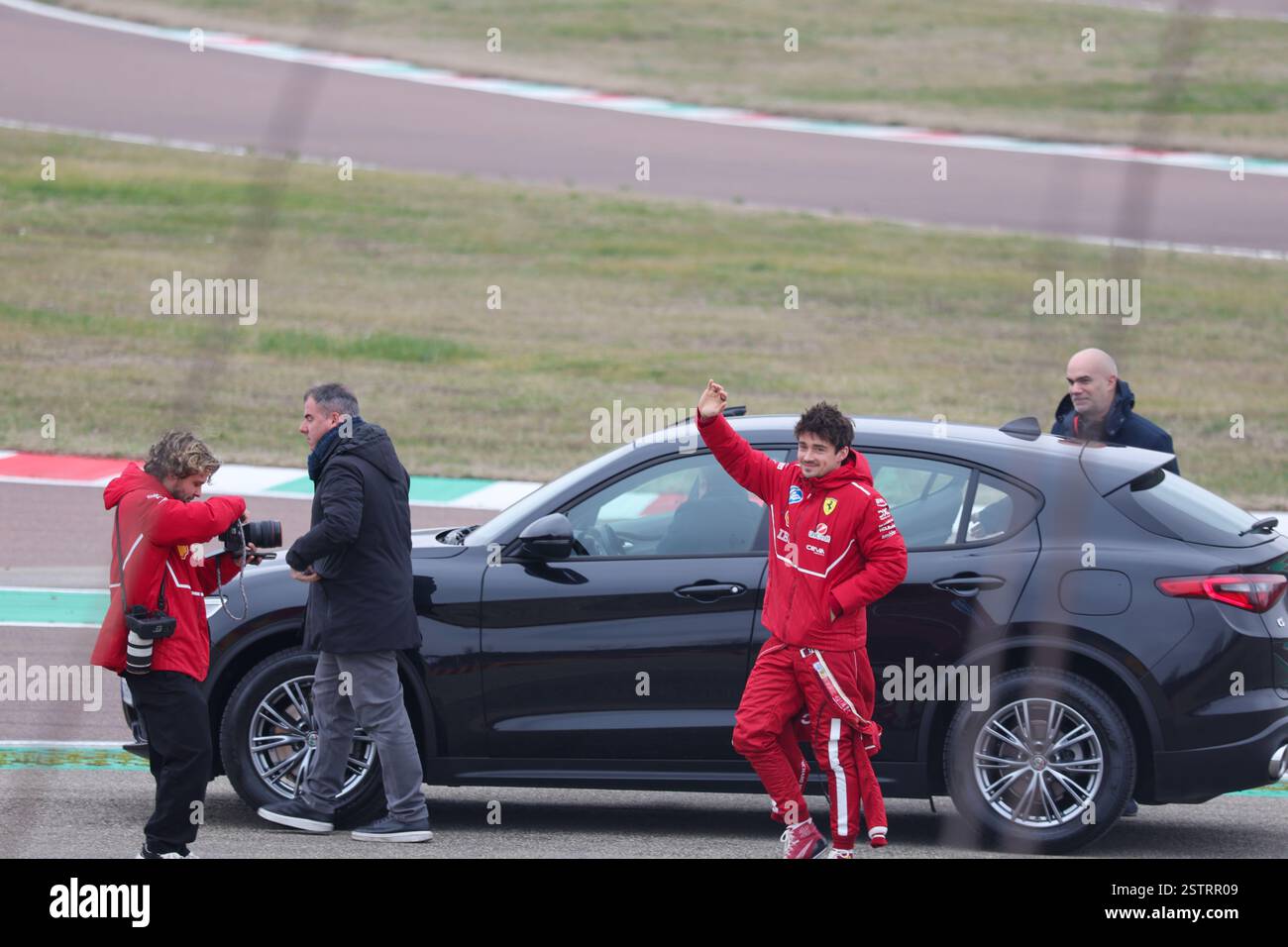 Fiorano, Italien. Februar 2025. Charles Leclerc (MON) winkte den Anhängern am Ende der Session während Ferrari SF-25 Shakedown auf der Heimstrecke in Fiorano (MO) 19. Februar 2025 Credit: Alessio de Marco/Alamy Live News Stockfoto