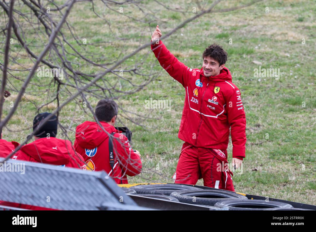 Fiorano, Italien. Februar 2025. Charles Leclerc (MON) winkte den Anhängern am Ende der Session während Ferrari SF-25 Shakedown auf der Heimstrecke in Fiorano (MO) 19. Februar 2025 Credit: Alessio de Marco/Alamy Live News Stockfoto