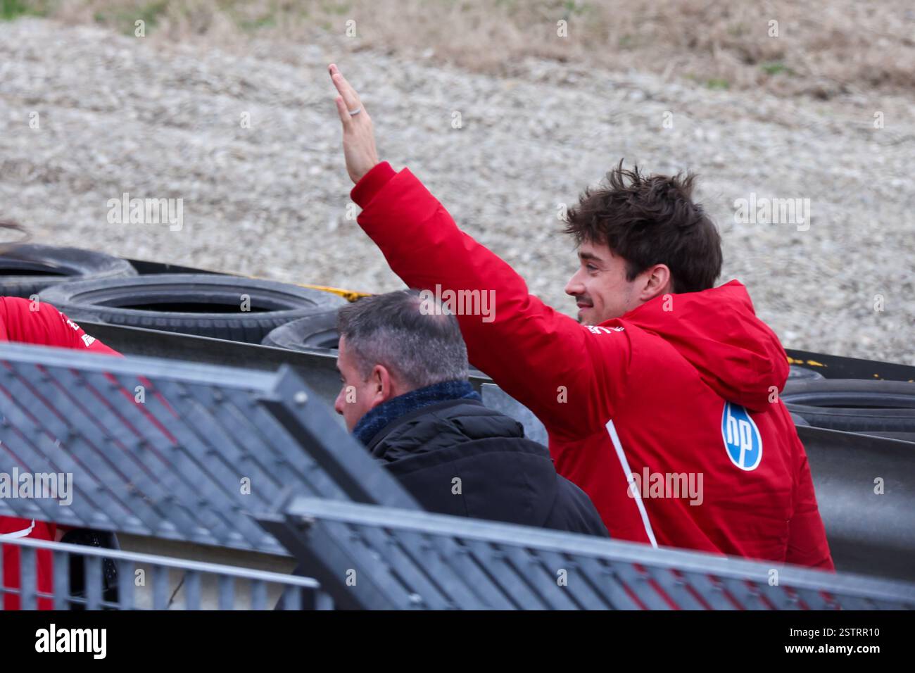 Fiorano, Italien. Februar 2025. Charles Leclerc (MON) winkte den Anhängern am Ende der Session während Ferrari SF-25 Shakedown auf der Heimstrecke in Fiorano (MO) 19. Februar 2025 Credit: Alessio de Marco/Alamy Live News Stockfoto