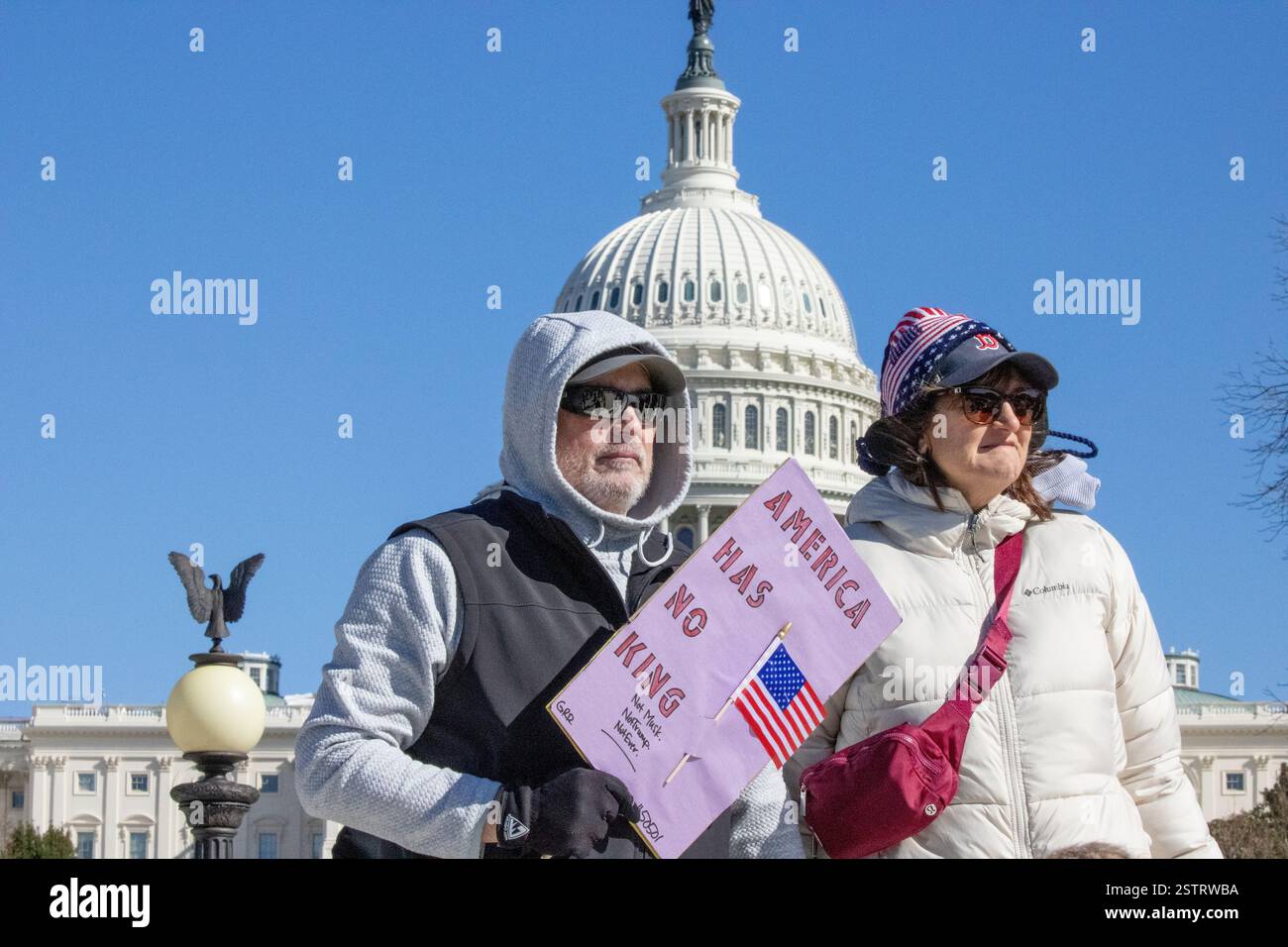 Mehr als 1.000 Demonstranten versammeln sich am Montag, den 17. Februar 2025, vor dem US-Kapitol, um die Politik der Trump-Regierung und ihre Bemühungen anzuprangern Stockfoto