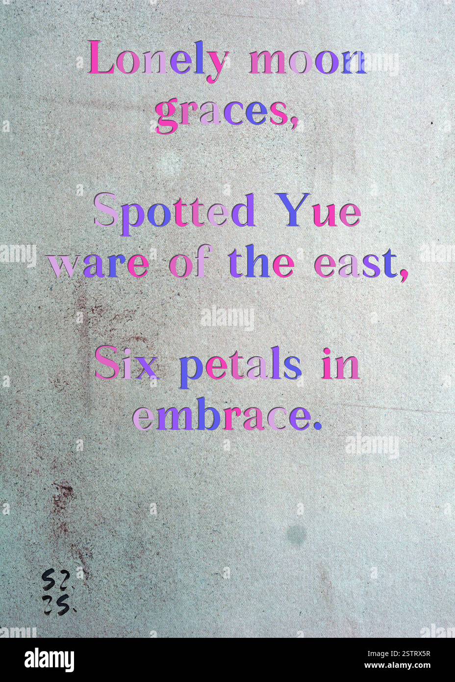 Einsame Mond-Gnaden, gefleckte Yue-Ware des Ostens, sechs Blütenblätter in Umarmung. Marie Lamberts Silberne Schriftstellergilde. Kunst von Zsuzsa Szikra. Poetry Art Print, Triplumes ist eine einzigartige poetische Form, die vom traditionellen Haiku inspiriert ist und aus drei Linien besteht, die Momente der Klarheit, der Emotionen und der Einsicht einfangen. In unserer Kollektion setzen wir uns für die Freiheit der Sprache ein, wo das Vermischen von Wörtern und das Entfernen von Bindestrichen mehr ist als eine stilistische Wahl – sie ist eine Möglichkeit, Einheit und Nähe zwischen Ideen zu vermitteln und einen fließenden, kompakten Ausdruck zu schaffen, der mit den Rhythmen des modernen Lebens in Einklang steht. Stockfoto