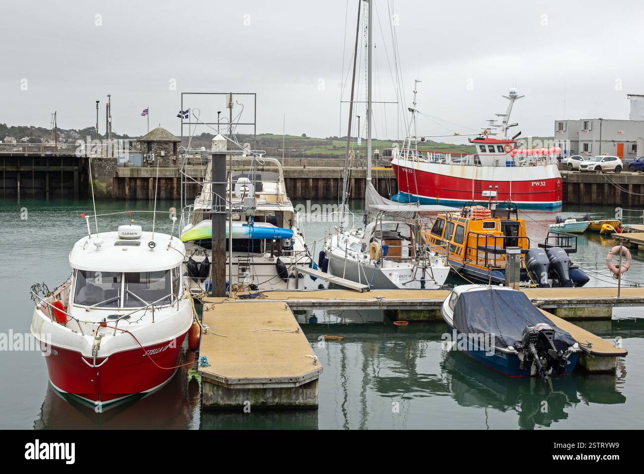 Padstow, Cornwall, England, 6. Dezember 2025, kleine Boote im Hafen von Padstow Stockfoto