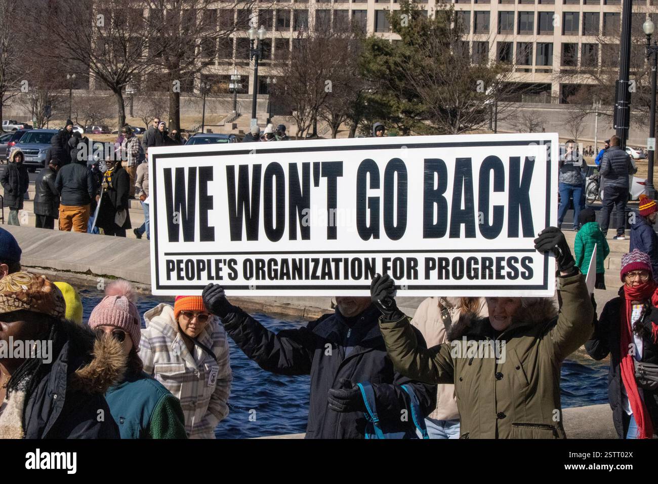 Mehr als 1.000 Demonstranten versammeln sich am Montag, den 17. Februar 2025, vor dem US-Kapitol, um die Politik der Trump-Regierung und ihre Bemühungen anzuprangern Stockfoto