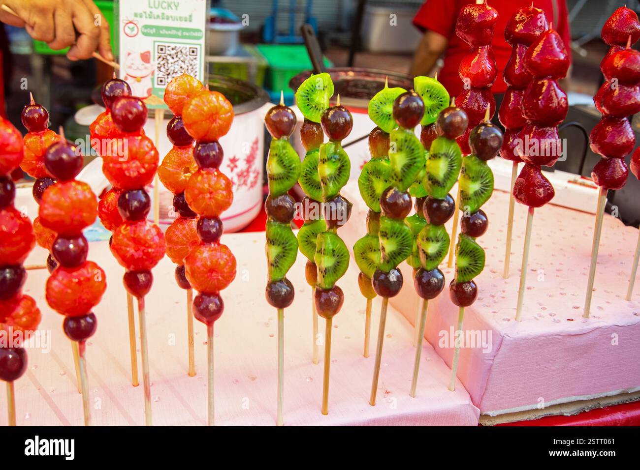 Bangkok, Thailand, 29. Januar 2025, süße Köstlichkeiten auf einem Straßenmarkt. Stockfoto