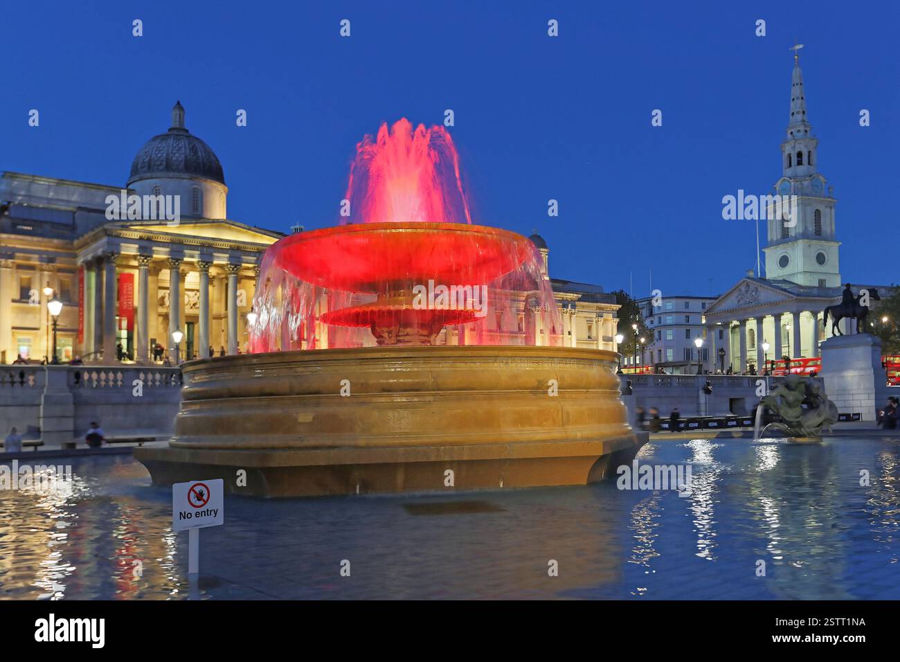 Roter Wasserbrunnen Stockfoto