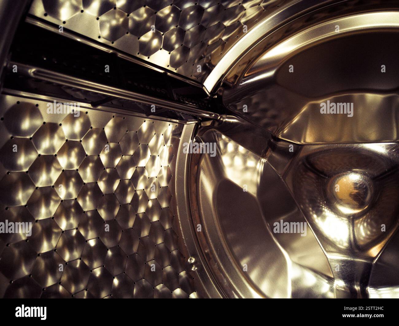 Schauen Sie in die Metalltrommel der Waschmaschine Stockfoto