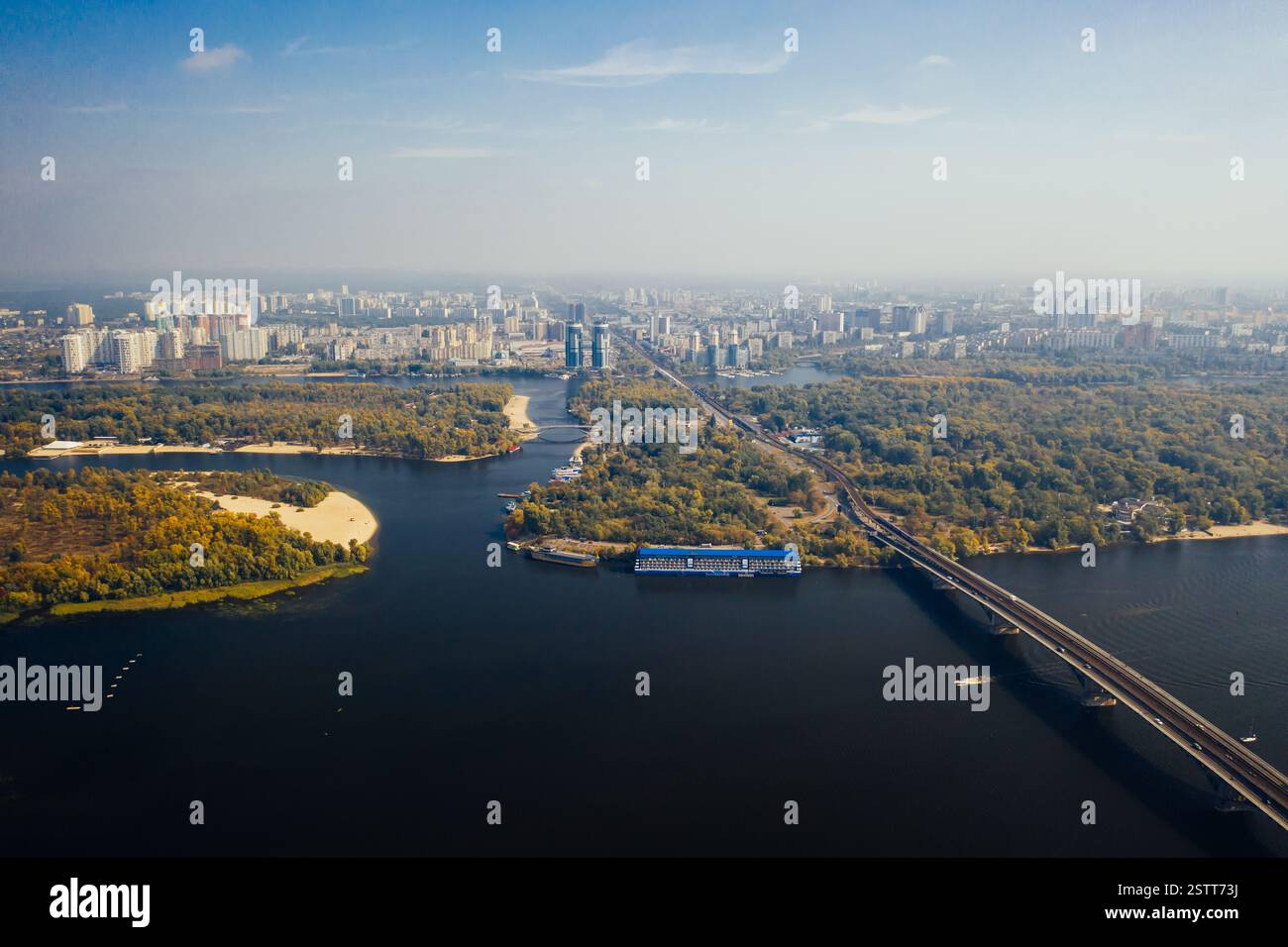 Flug über die Brücke in Kiew. Luftaufnahmen Stockfoto