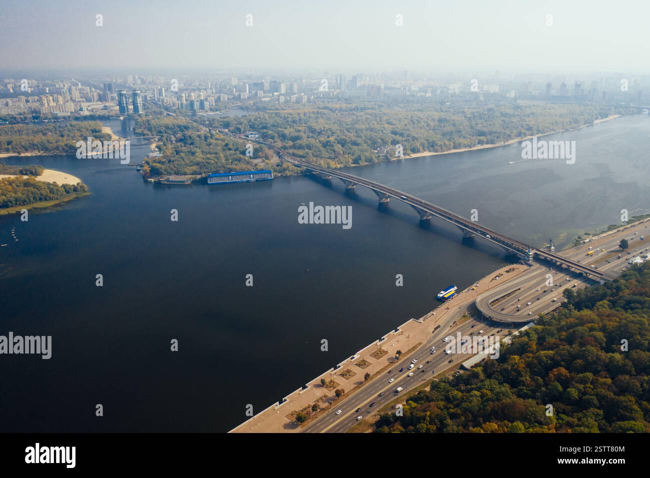 Flug über die Brücke in Kiew. Luftaufnahmen Stockfoto