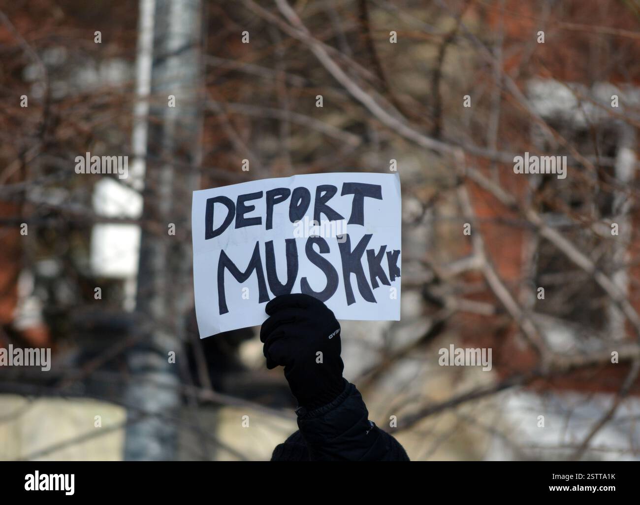 Unterschreiben Sie Elon Musk bei einer „Hands off Our Healthcare“-Kundgebung gegen Kürzungen bei der wissenschaftlichen Finanzierung im Washington Square Park. Stockfoto