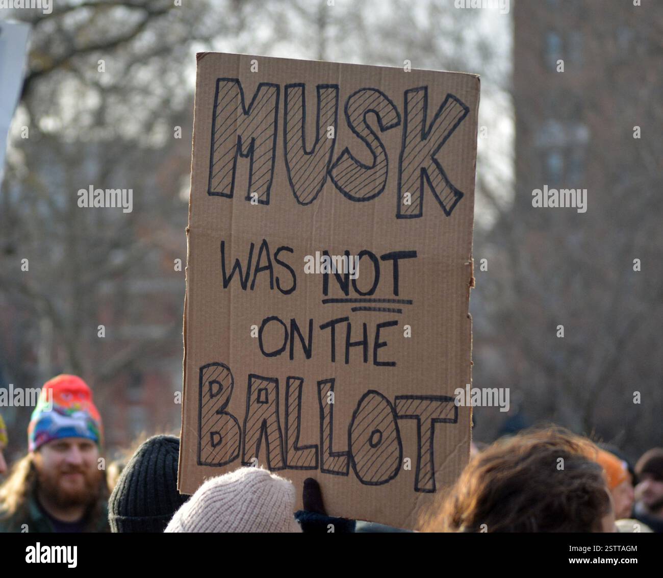 Unterschreiben Sie Elon Musk bei einer „Hands off Our Healthcare“-Kundgebung gegen Kürzungen bei der wissenschaftlichen Finanzierung im Washington Square Park. Stockfoto