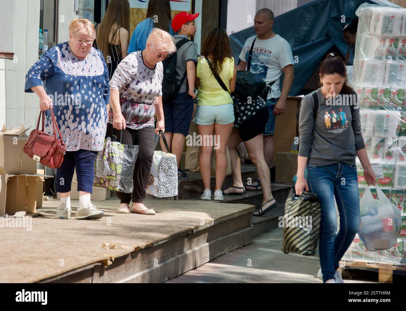 Ukrainische Flüchtlinge sammeln am 16. Juni 2022 an einem Verteilungsort in Chisinau, Moldau, Vorräte. Stockfoto