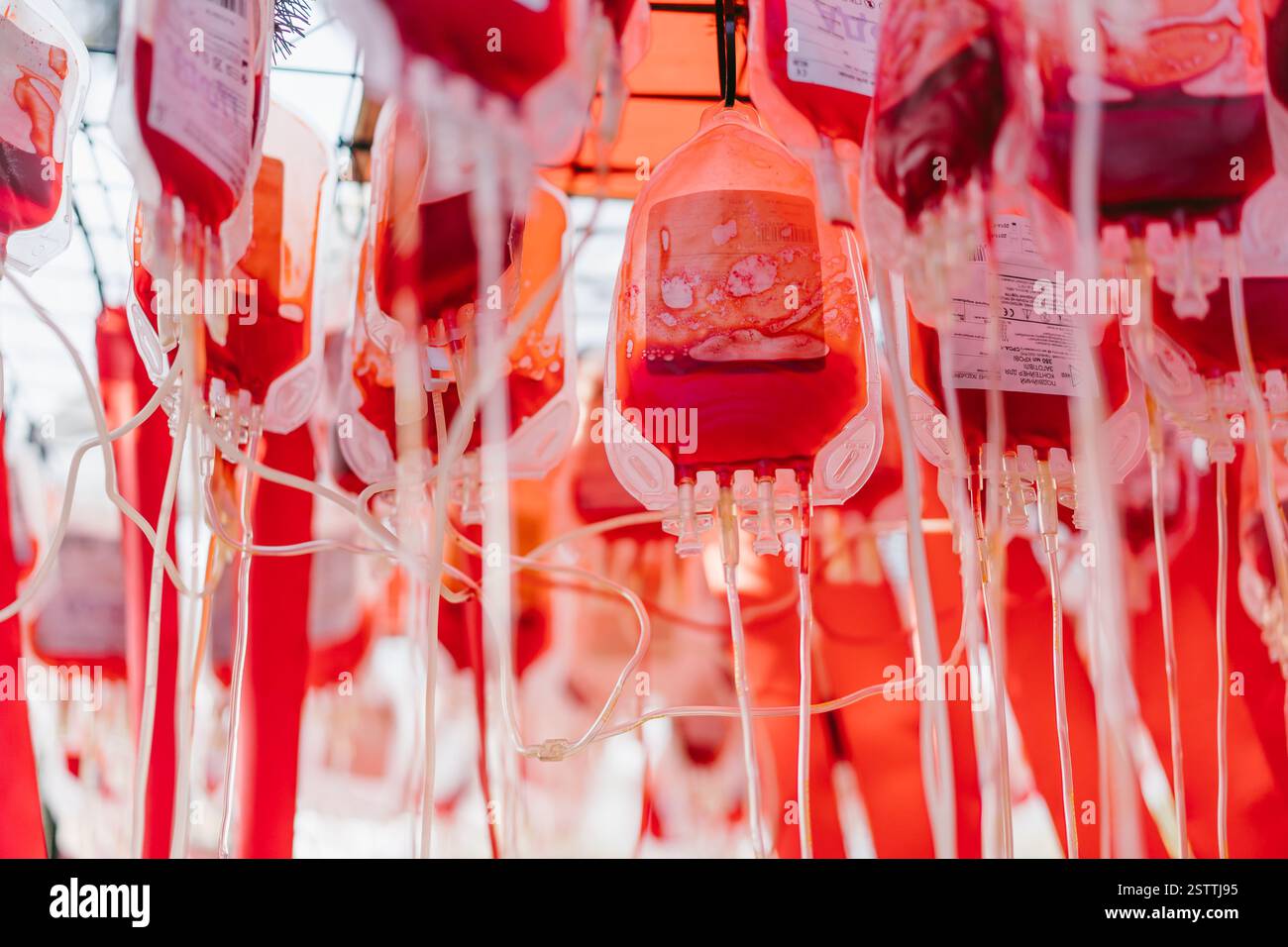 Halb leere Blutbeutel, enger Winkel Stockfoto