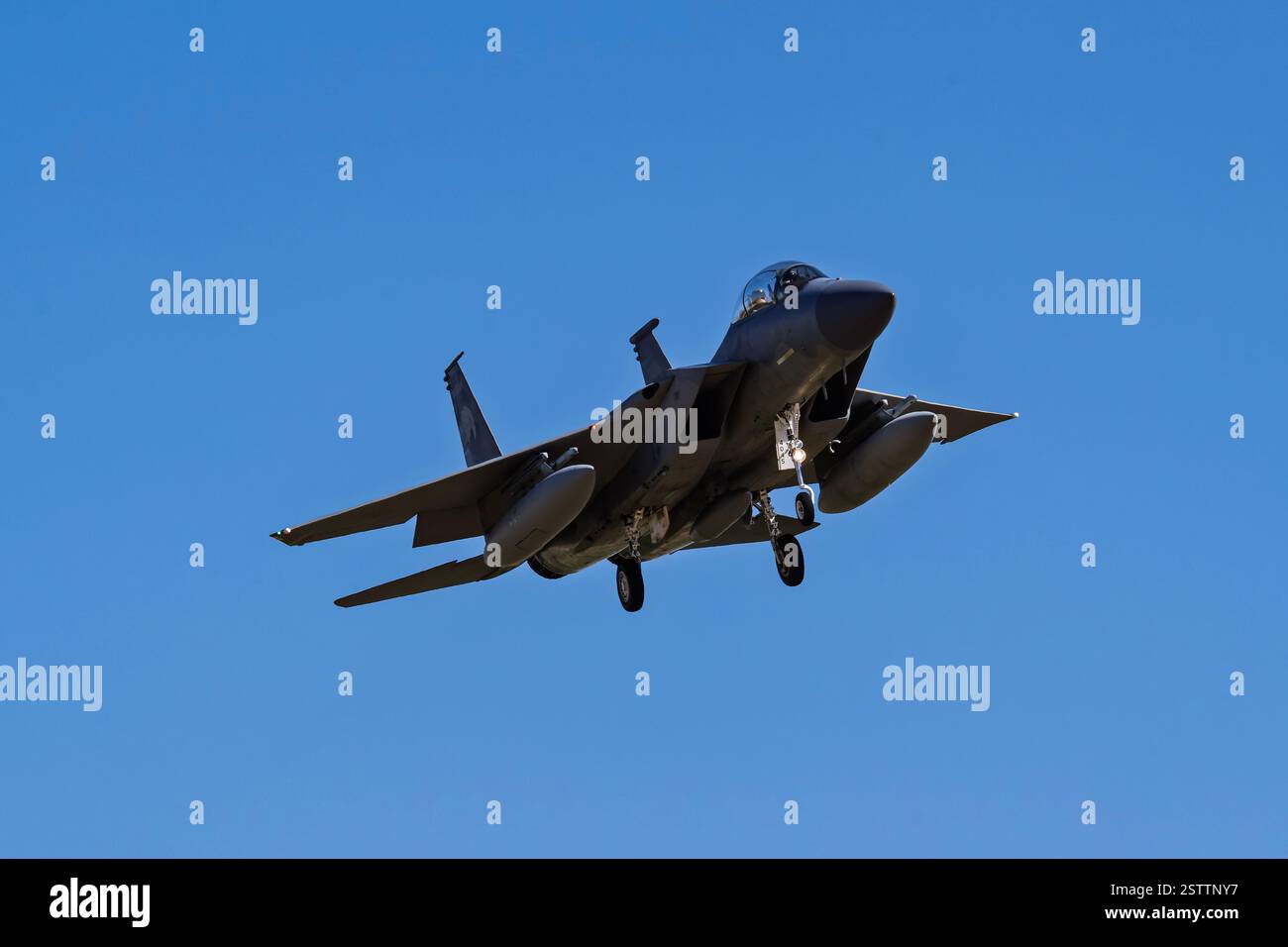 Luke Air Force Base 2-18-2025 Glendale AZ USA US Air Force Boeing F-15D 84-0045 kehrt nach einem Trainingsflug zu Luke AFB zurück Stockfoto