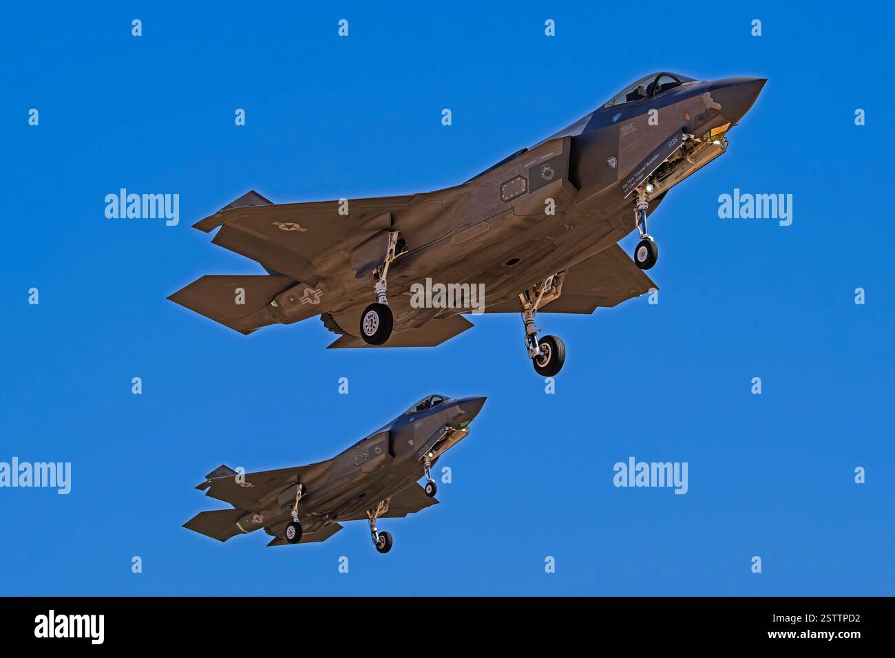 Luke Air Force Base 2-18-2025 Glendale AZ USA US Air Force Lockheed Martin F-35A 15-5135 kehrt nach einem Trainingsflug zu Luke AFB zurück Stockfoto