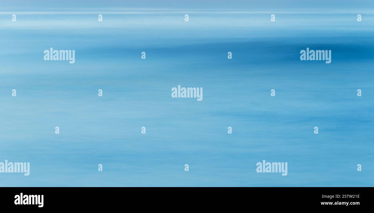 Lange Exposition von Meerwasser, blauer abstrakter Hintergrund Stockfoto