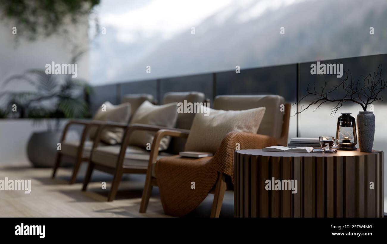 Die hölzernen Sessel mit Kissen und runden Tisch vor einer breiten Glaswand mit Blick auf den verschneiten Berg. Das Restaurant oder ein Café mit Stockfoto