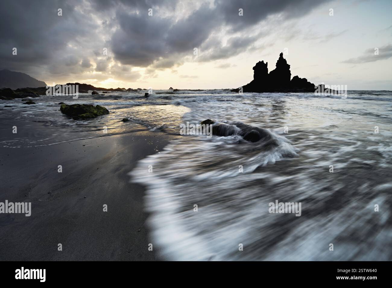 Dramatisch bewölkte Atmosphäre mit Felsformationen bei aufsteigender Flut bei Sonnenuntergang am Strand von Playa de Benijo, Teneriffa, Kanarischen Inseln, Spanien, Europa Stockfoto