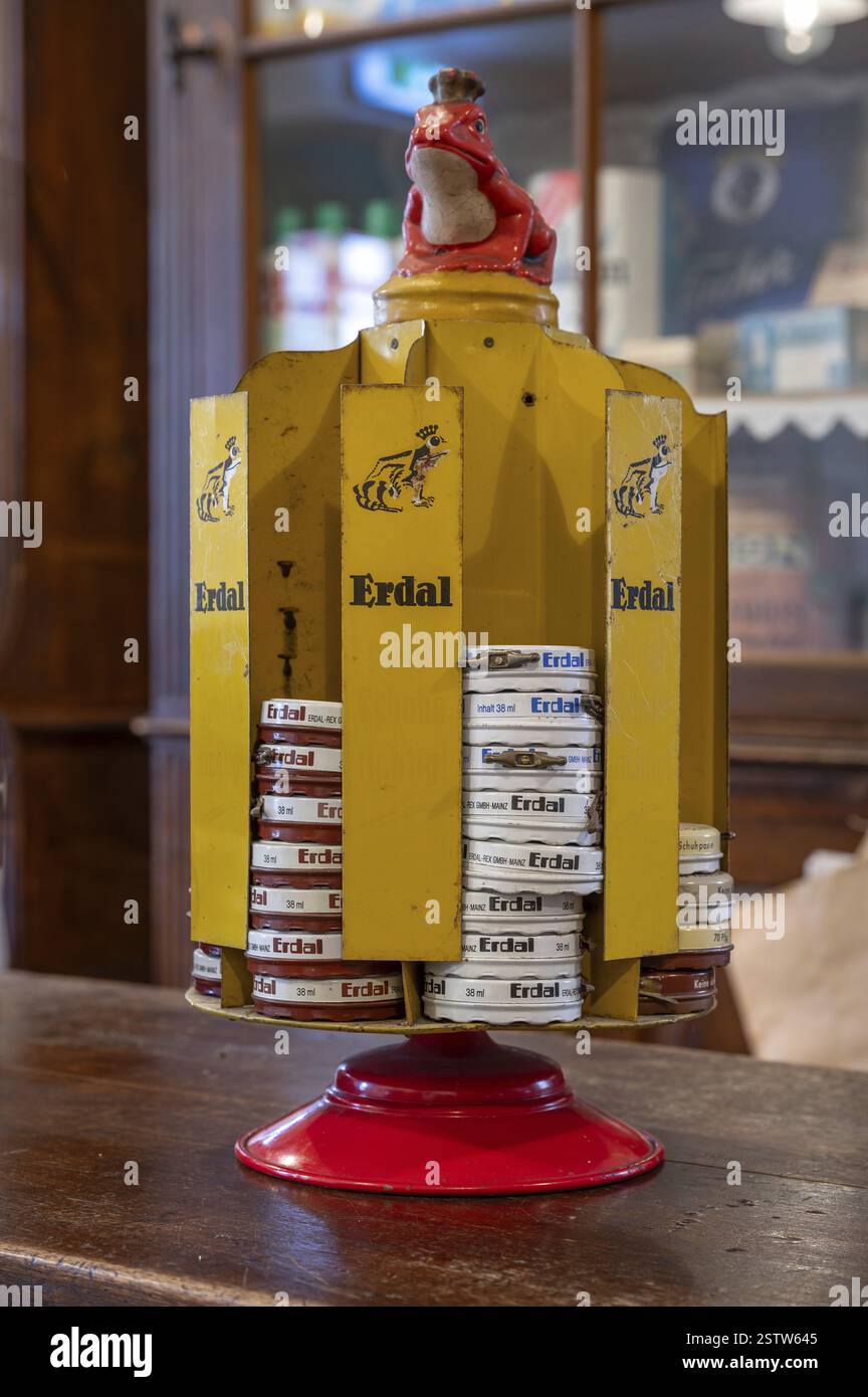 Erdal Drehständer für schuhpolitur in einer ehemaligen Thüringer Drogerie von 1898, eingerichtet als Eckladen von 1920 bis 1960, heute im Industrial Mus Stockfoto
