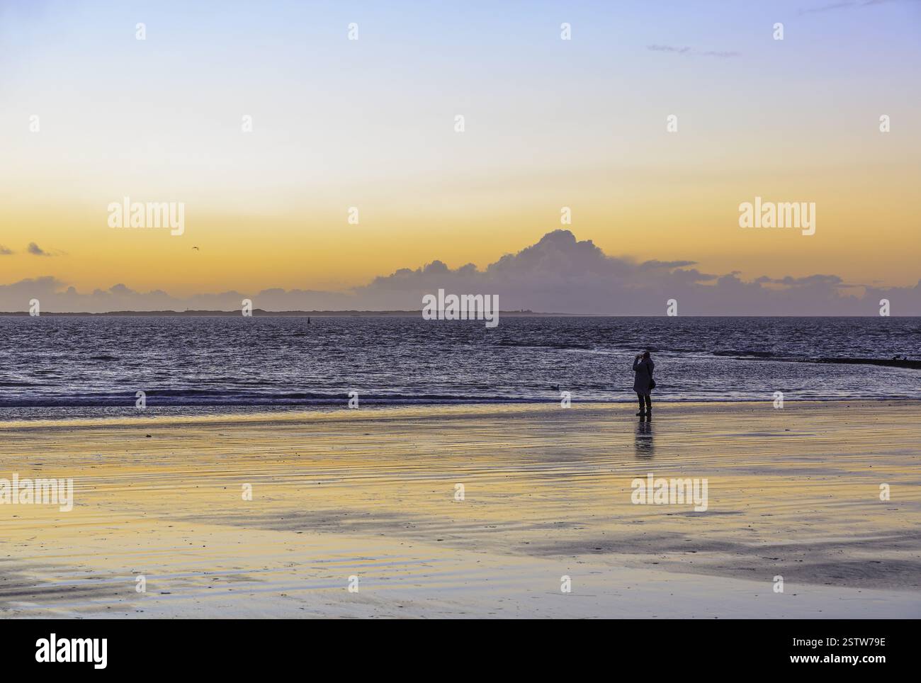 Abendliche Atmosphäre am Weststrand von Norderney, im Hintergrund die Insel Juist, Niedersachsen, Deutschland, Europa Stockfoto