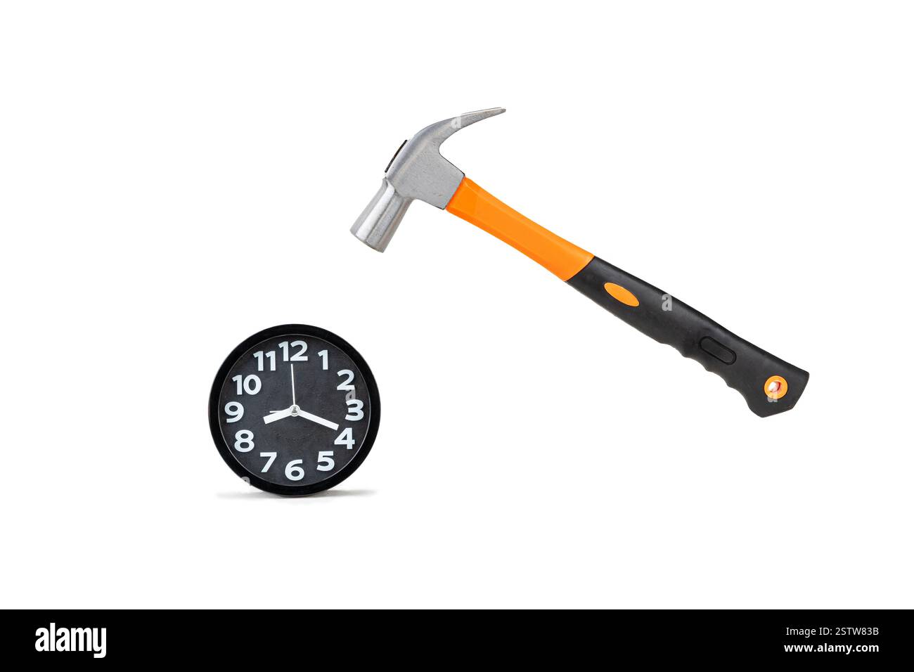 Metal Hammer and Clock Concept: Ein konzeptioneller Schuss eines Hammers, der über einem modernen Wecker auf weißem Hintergrund schwebt Stockfoto