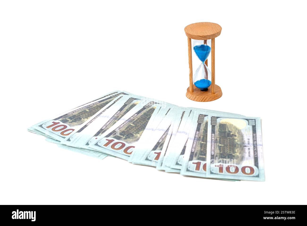 Dollarwährungen fließen wie Sand durch die Sanduhr der Zeit und betonen, dass Zeit in der Welt der Finanzen auf weißem Hintergrund Geld ist. Stockfoto