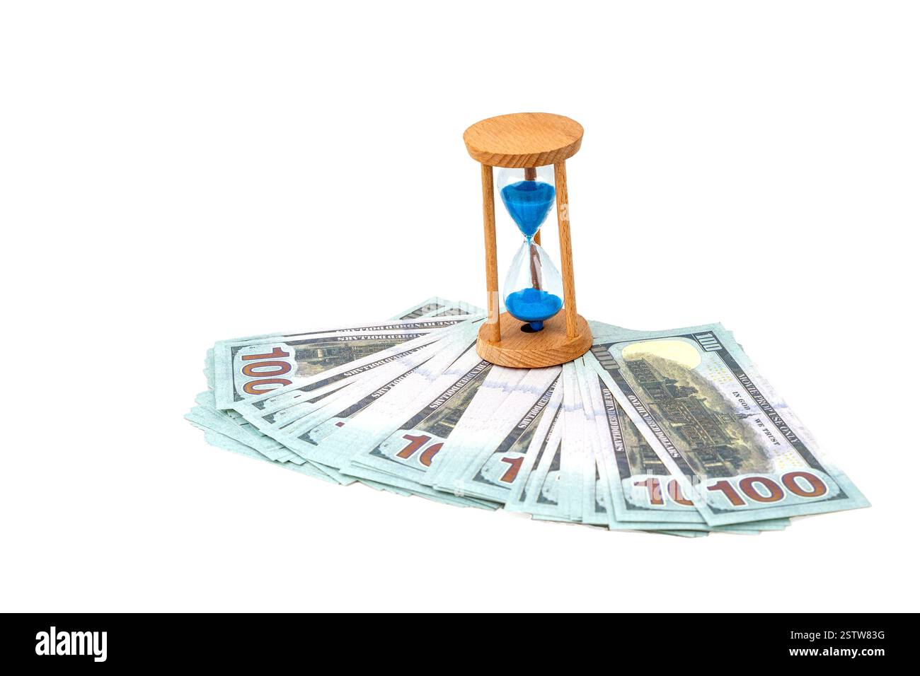 Dollarwährungen fließen wie Sand durch die Sanduhr der Zeit und betonen, dass Zeit in der Welt der Finanzen auf weißem Hintergrund Geld ist. Stockfoto