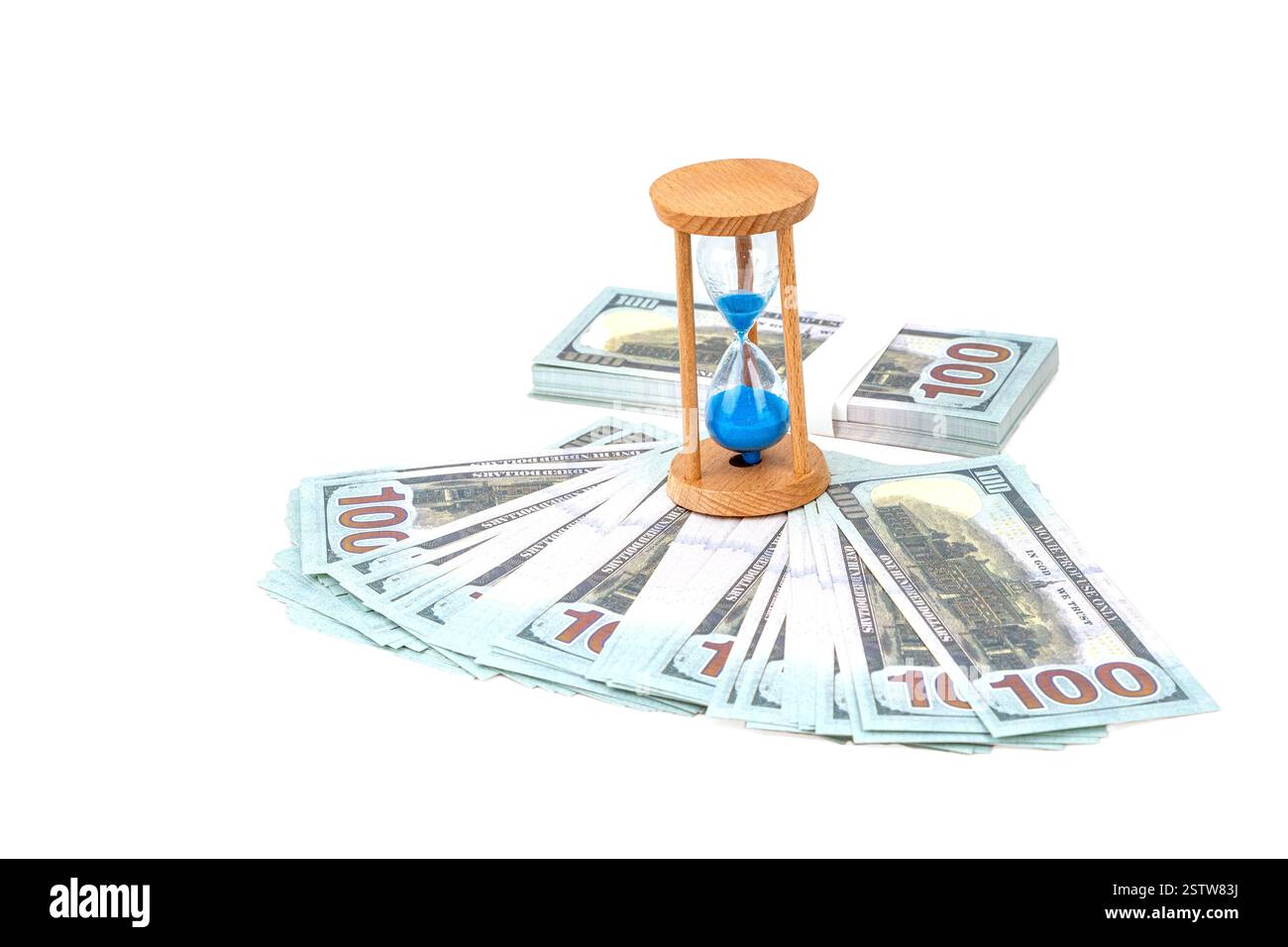Dollarwährungen fließen wie Sand durch die Sanduhr der Zeit und betonen, dass Zeit in der Welt der Finanzen auf weißem Hintergrund Geld ist. Stockfoto
