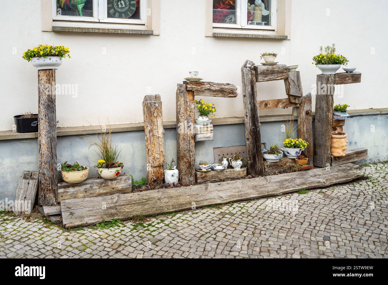 Straßenkunst. Holzschriftzug in deutscher Liebe. Die historische Stadt Tangermuende. Stockfoto