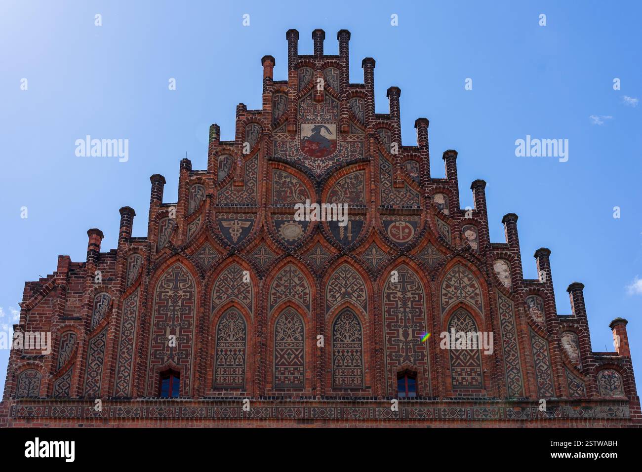 Wunderschöne Fassade des mittelalterlichen Rathauses. Juterbog ist eine historische Stadt im Nordosten Deutschlands Stockfoto
