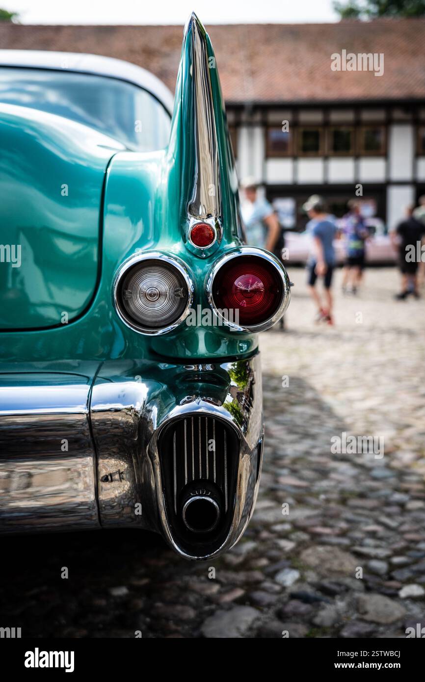 Die Ampel des Luxusautos Cadillac Series 62 Coupe de Ville, 1953. Nahaufnahme. Stockfoto
