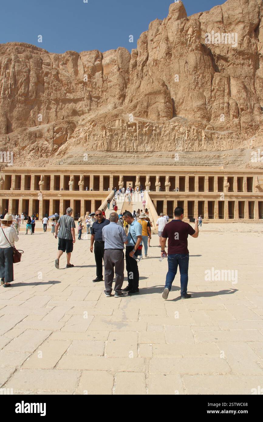 Luxor, Ägypten - 23. Oktober 2023: Fotoshooting von Touristen vor dem Tempel der Hatschepsut im Tal der Könige Stockfoto