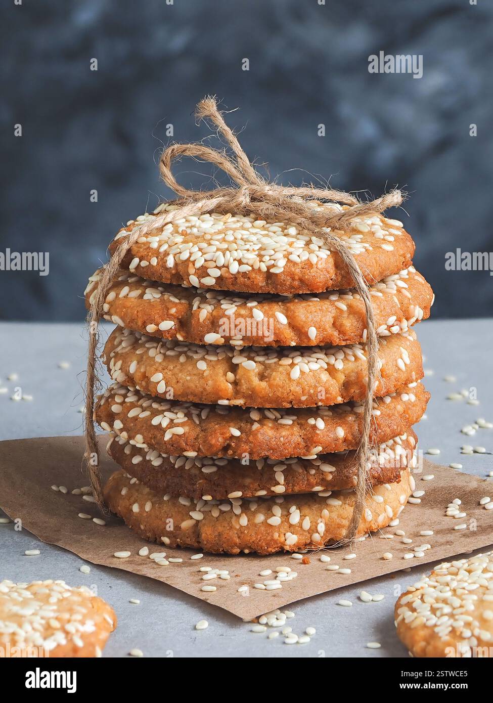 Hausgemachte vegane Tahini-Cookies im Stapel. Stockfoto