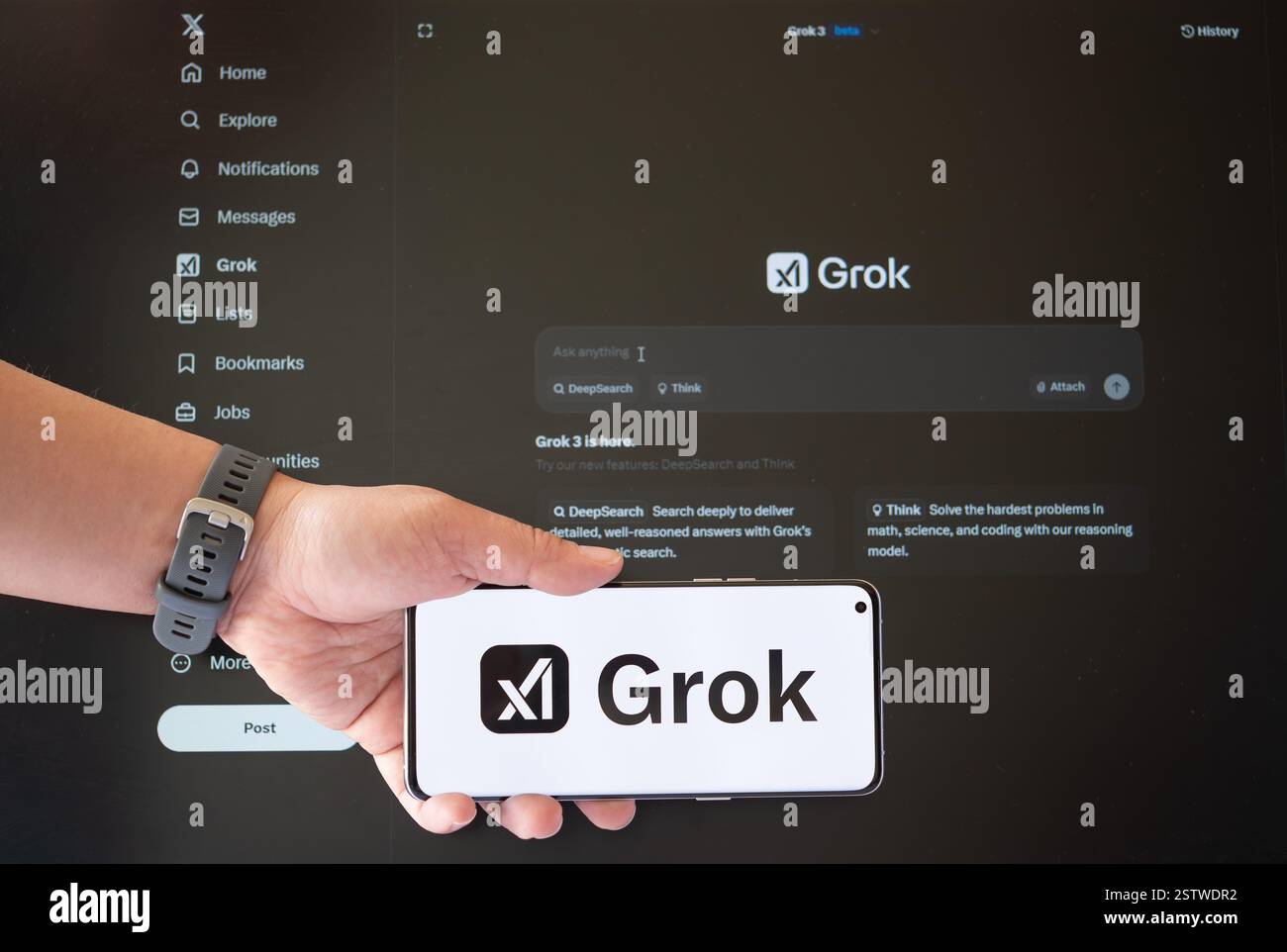 ZHONGSHAN China-20. Februar 2025: Mann mit einem Handy mit Grok-Logo vor der Grok 3-Website in horizontaler Komposition. Stockfoto