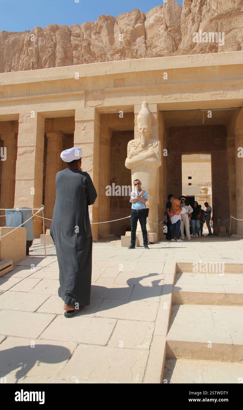 Luxor, Ägypten - 23. Oktober 2023: Fotoshooting mit Statue vor dem Tempel der Hatschepsut im Tal der Könige Stockfoto