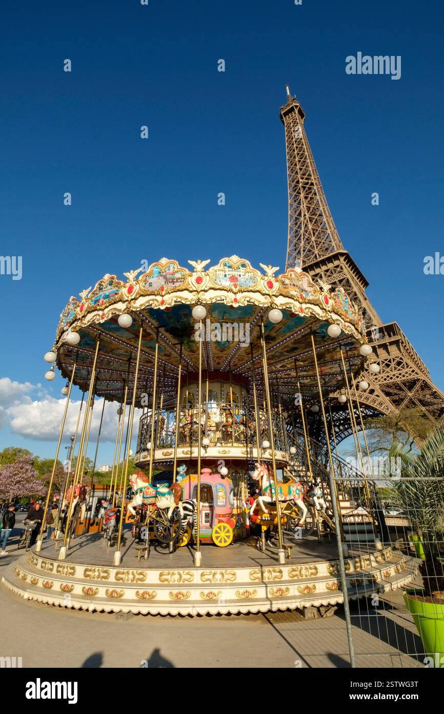 Merry-Go-Round neben dem Eiffelturm Stockfoto